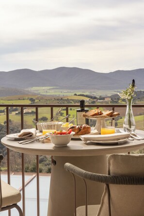 Double Room, Partial Sea View | Living area