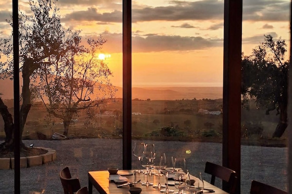 Cocina italiana con vista al jardín
