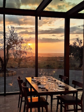 Cocina italiana, con vista al jardín