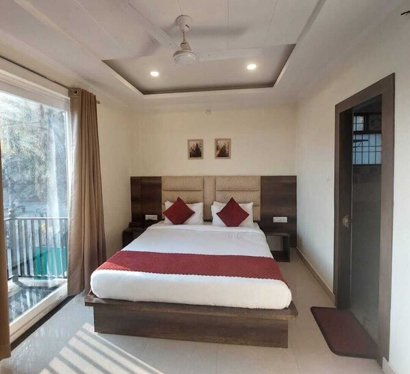 Rom – classic, balkong | Skrivebord, skrivebord for bærbar PC og wi-fi (inkludert)