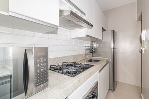 Kjøleskap, mikrobølgeovn, ovn og kaffetrakter/tekoker