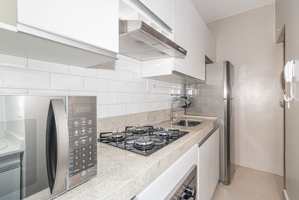 Kühlschrank, Mikrowelle, Ofen, Wasserkocher mit Kaffee-/Teezubehör