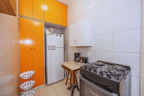 Refrigerador, microondas, horno y cafetera y tetera 