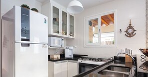 Kylskåp, mikrovågsugn, ugn och kaffe- och tebryggare