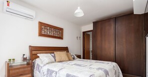 3 slaapkamers, een strijkplank/strijkijzer, internet, beddengoed