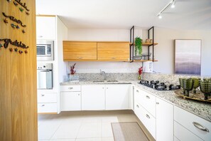 Réfrigérateur, micro-ondes, four, cafetière/bouilloire