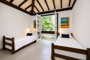 4 bedrooms, iron/ironing board, internet, bed sheets