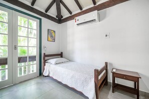 4 bedrooms, iron/ironing board, internet, bed sheets