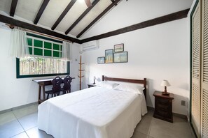 4 bedrooms, iron/ironing board, internet, bed sheets