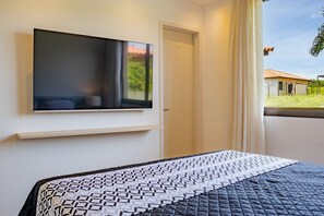 5 bedrooms, iron/ironing board, WiFi, bed sheets