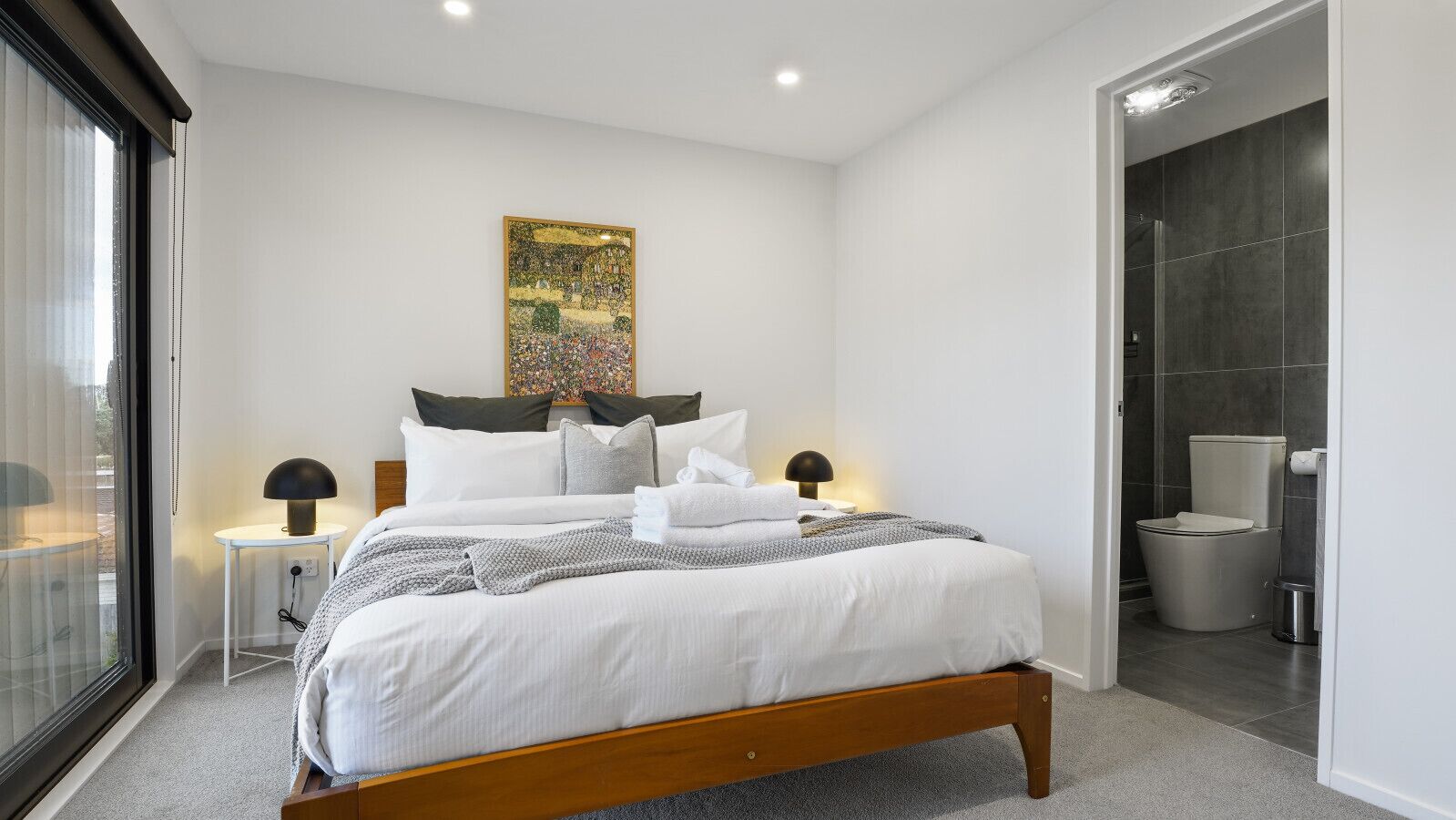 3 habitaciones, escritorio y tabla de planchar con plancha 