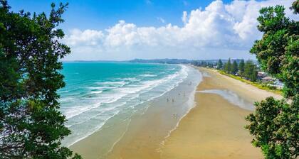 Modern Orewa Delight w Parking just Steps to Beach