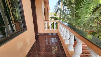Habitación doble estándar, balcón | Terraza o patio