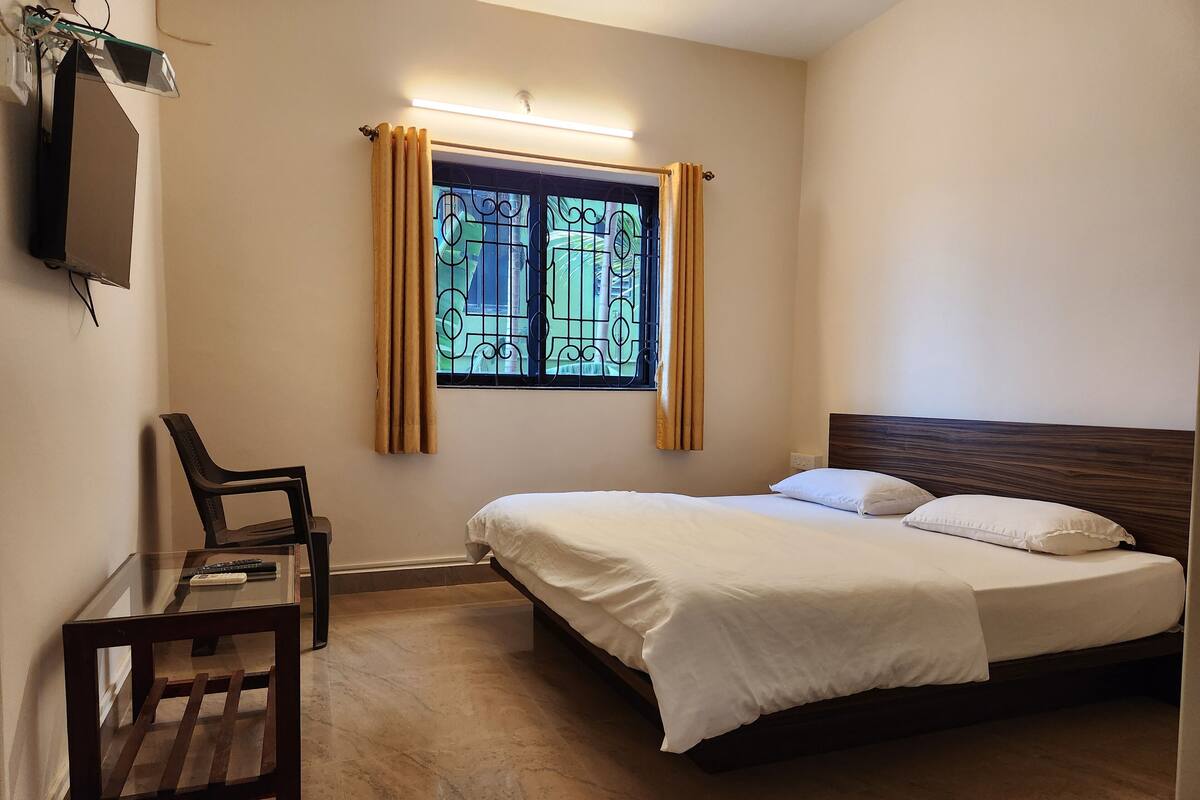 Standard Double Room, Balcony | In-room safe, iron/ironing board (on request), WiFi (free)
