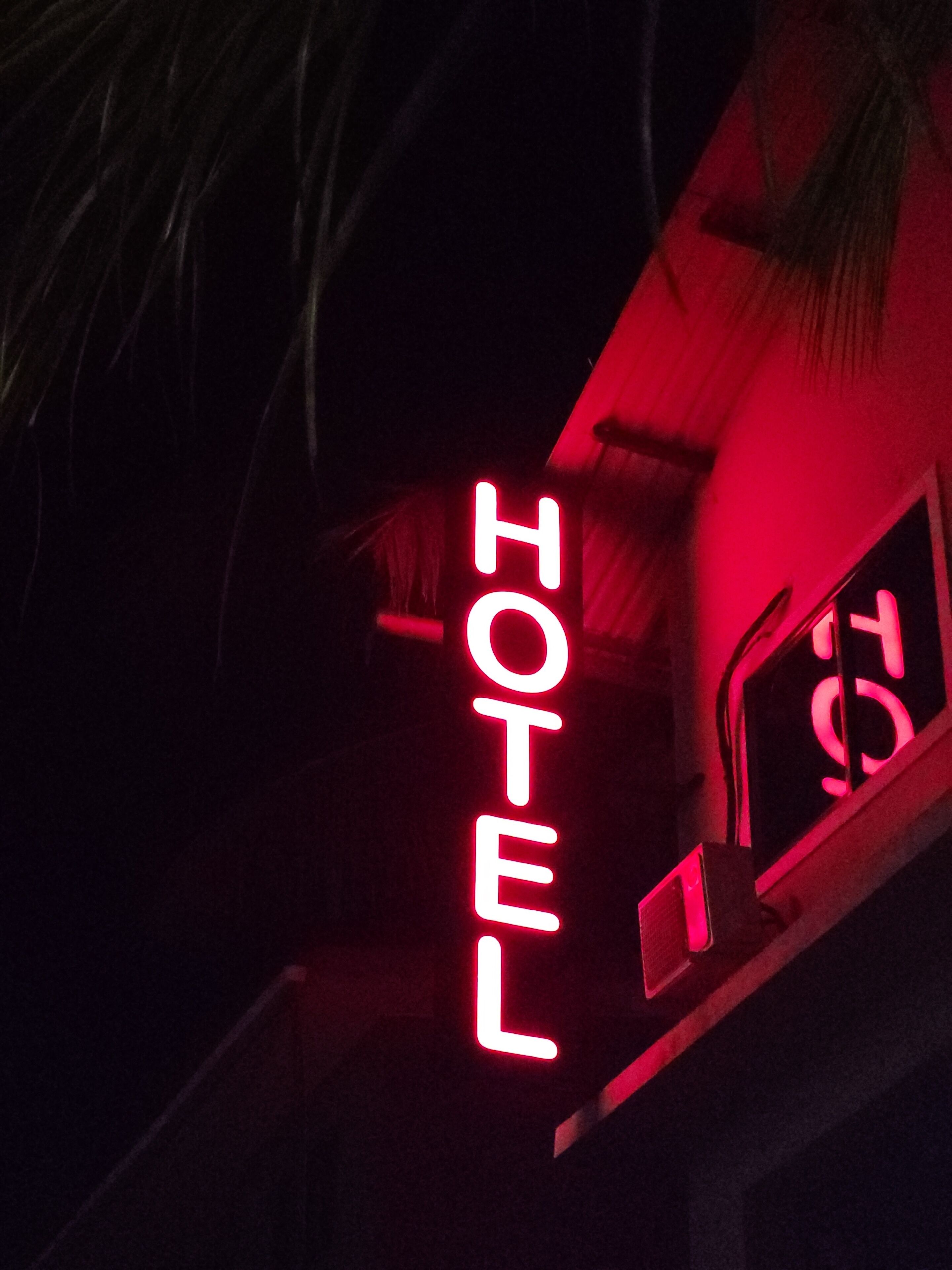 Ein Neon-Schild mit dem Wort 'HOTEL' in Großbuchstaben.