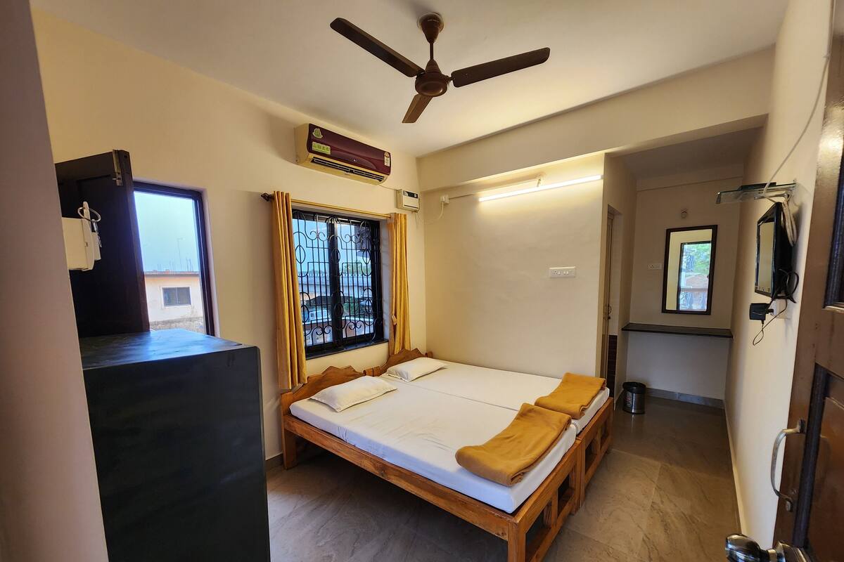 Economy Twin Room, Balcony | In-room safe, iron/ironing board (on request), WiFi (free)