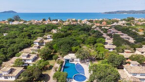 A resort with villas, a swimming pool, and a view of the sea. - Bz37 House with Pool 200M from the beach! (Armação dos Búzios)