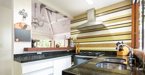 Kjøleskap, mikrobølgeovn, ovn og kaffetrakter/tekoker