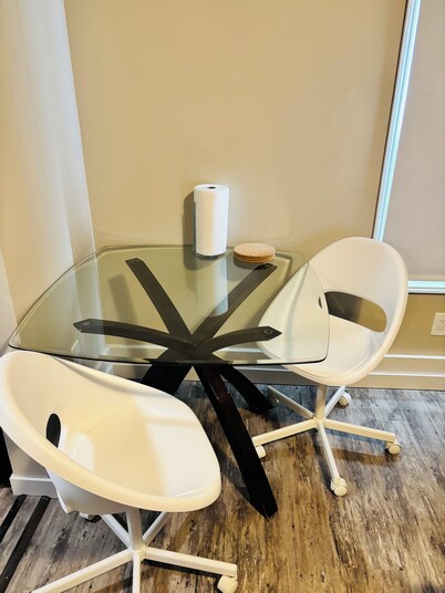 Upper Floor Private 1-Bedroom Suite with Parking
