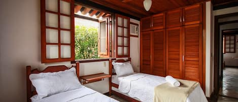 5 bedrooms, iron/ironing board, WiFi, bed sheets