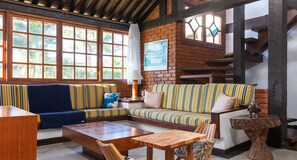 TV, offices - Bz46 150m from the beach! House with Jacuzzi and 5 suites! (Armação dos Búzios)