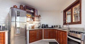 Kühlschrank, Mikrowelle, Ofen, Wasserkocher mit Kaffee-/Teezubehör