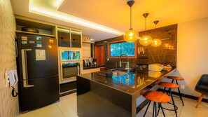 Kühlschrank, Mikrowelle, Ofen, Wasserkocher mit Kaffee-/Teezubehör