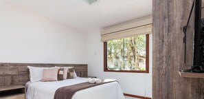 4 bedrooms, iron/ironing board, WiFi, bed sheets