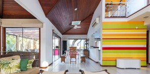 Een televisie en een kantoor