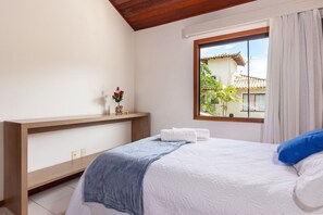 4 habitaciones, tabla de planchar con plancha, internet y ropa de cama 