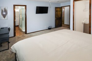 4 bedrooms, desk, iron/ironing board, travel crib