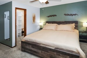 4 bedrooms, desk, iron/ironing board, travel cot - Large Ranch; 4 Bed; 2.5 Bath; Patio (Omaha)