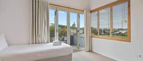 3 habitaciones, tabla de planchar con plancha, cuna de viaje y wifi