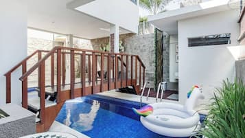 Luxury-Zimmer, Terrasse, Poolblick (Two Bedroom Villa Pool View) | Champagner-Service
