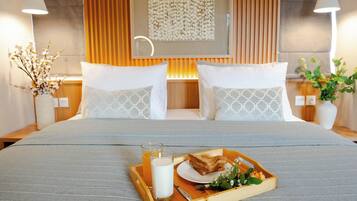 Luxury-Zimmer, Terrasse, Poolblick (Two Bedroom Villa Garden Villa) | Schreibtisch, Bügeleisen/Bügelbrett, kostenloses WLAN, Bettwäsche