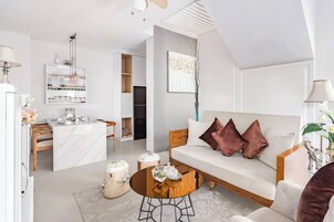 Escritorio, tabla de planchar con plancha, wifi gratis y ropa de cama 