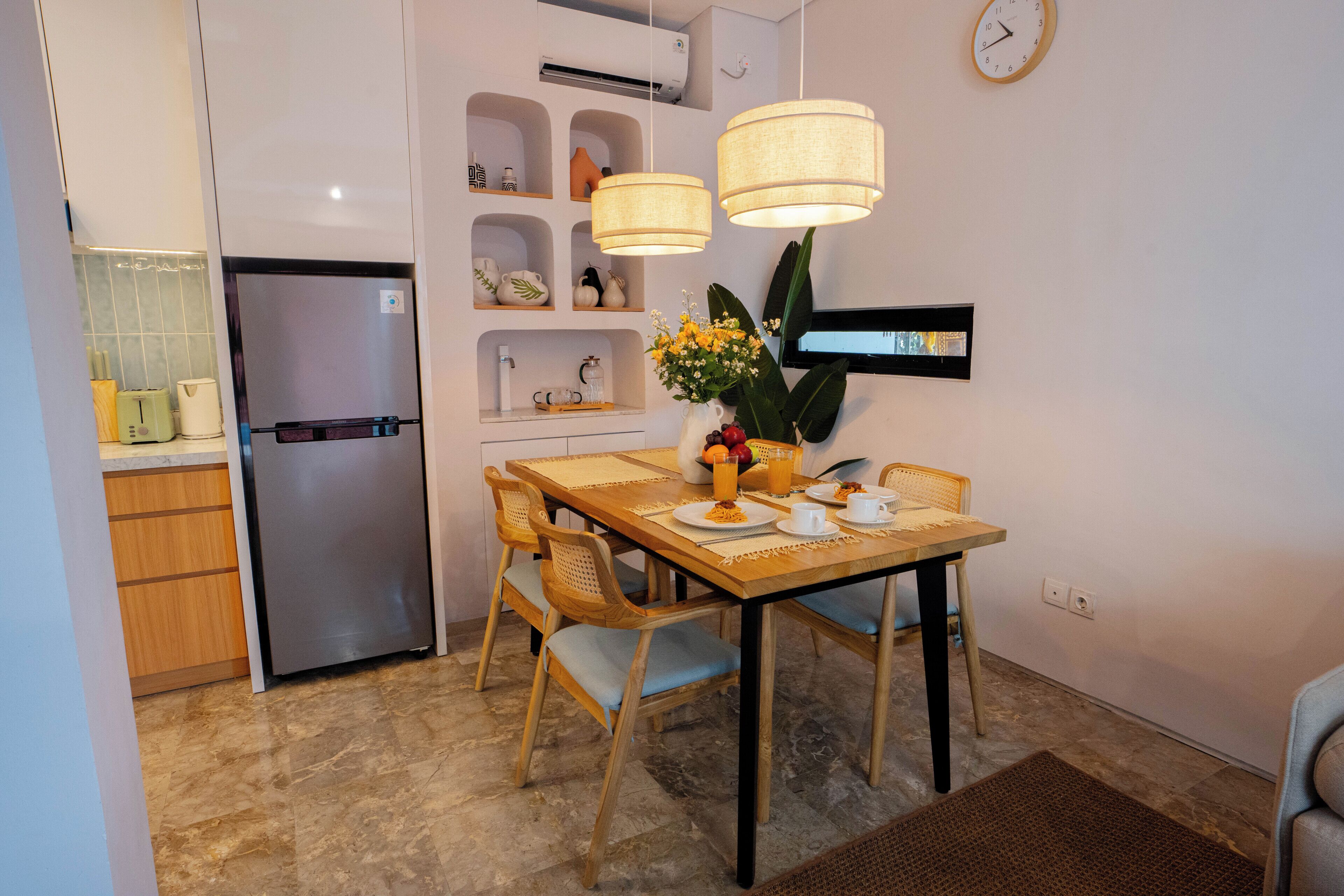 Luxury-Zimmer, Terrasse, Poolblick (Two Bedroom Villa Garden Villa) | Eigene Küche | Mikrowelle, Ofen, Herdplatte, Wasserkocher