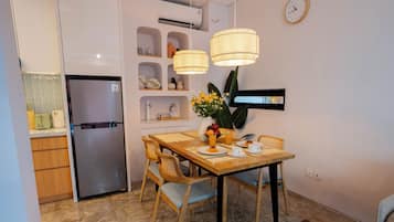 Luxury-Zimmer, Terrasse, Poolblick (Two Bedroom Villa Garden Villa) | Eigene Küche | Mikrowelle, Ofen, Herdplatte, Wasserkocher
