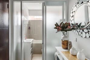 奢華客房, 庭院, 泳池景觀 (Two Bedroom Villa Pool View) | 浴室 | 吹風機、坐浴桶、肥皂、洗髮精