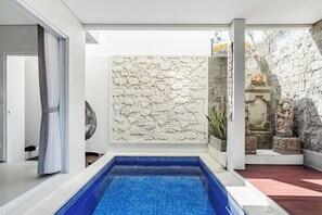 Chambre Luxe, patio, vue piscine (Two Bedroom Villa Pool View) | Bureau, fer et planche à repasser, Wi-Fi gratuit, draps fournis