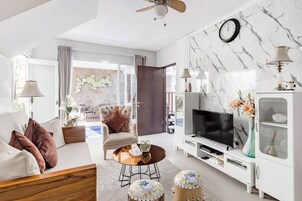 Escritorio, tabla de planchar con plancha, wifi gratis y ropa de cama 