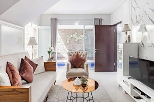 Escritorio, tabla de planchar con plancha, wifi gratis y ropa de cama