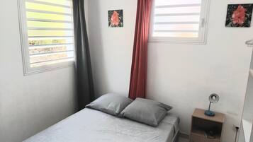 2 habitaciones, tabla de planchar con plancha y cuna de viaje