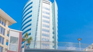 A modern building with a prominent sign reading "LA MARTINIQUÉ". - T3 furnished, 2 air-conditioned bedrooms, terrace, located 5 minutes from southern beaches (Rivière-Pilote)