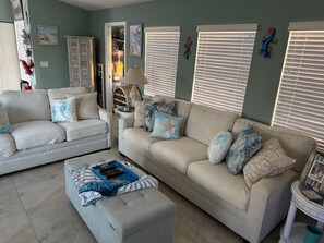 Living area - Charming 2-bedroom house in pleasant Jensen Beach with AC, WiFi (Jensen Beach)