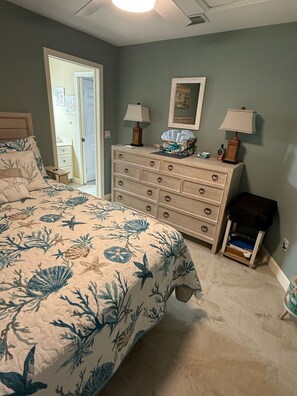 1 bedroom, iron/ironing board, WiFi, bed sheets - Charming 2-bedroom house in pleasant Jensen Beach with AC, WiFi (Jensen Beach)