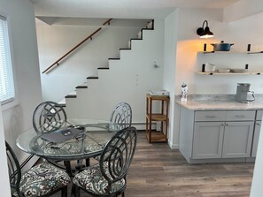 Dining - Charming 2-bedroom apartment in wonderful Marshfield Across from the Ocean (Marshfield)
