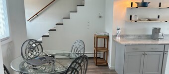 Charming 2-bedroom apartment in wonderful Marshfield Across from the Ocean
