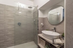 Dusche, Haartrockner, Bidet, Handtücher