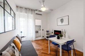 Smart TV - Mac Mahon 9 - One Bedroom Apartment, Sleeps 2 (Milano)
